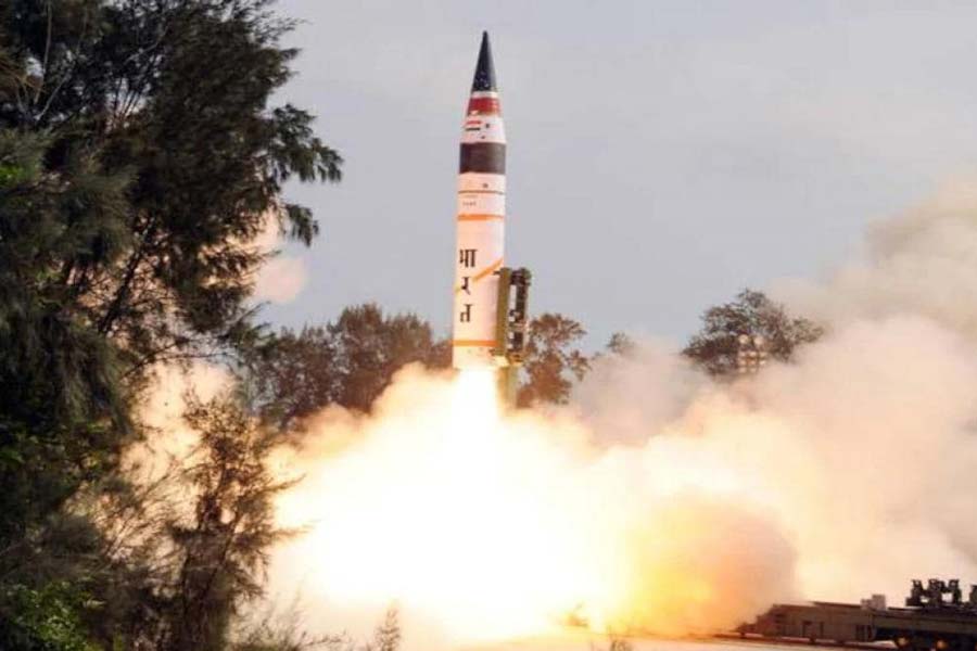 ওড়িশার চাঁদিপুর থেকে বাঁকুড়া কাছাকাছি হওয়ায় সন্ধ্যার আকাশে সেই আলো অনেকটা স্পষ্ট ভাবে দেখা গিয়েছে। ঘটনাচক্রে এই ধরনের ক্ষেপণাস্ত্র এই প্রথম রাতে পরীক্ষা করা হল। ডিআরডিও সূত্রে জানা গিয়েছে, শুধু অগ্নি-৫ নয়, অগ্নি-৬ এর মতো আরও দূরপাল্লার ক্ষেপণাস্ত্র তৈরির প্রক্রিয়া চলছে। 