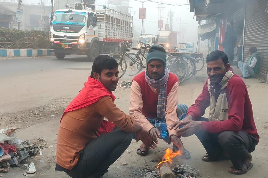 আগুন জ্বালিয়ে শীতের আমেজ উপভোগ করেছেন সাধারণ মানুষ।