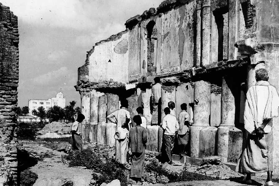 স্বাধীন হওয়ার আগে দীর্ঘ এবং প্রায় অসম লড়াই লড়তে হয়েছিল সে দেশের মুক্তিকামী মানুষকে। প্রাণ হারিয়েছিলেন বহু মানুষ। তৎকালীন পাক-প্রশাসন স্বীকার না করলেও, এই যুদ্ধে মুক্তিকামী মানুষকে যেমন খুন করা হয়েছে, তেমনই পরিকল্পিত ভাবে নিশানা করা হয়েছিল মেয়েদের।