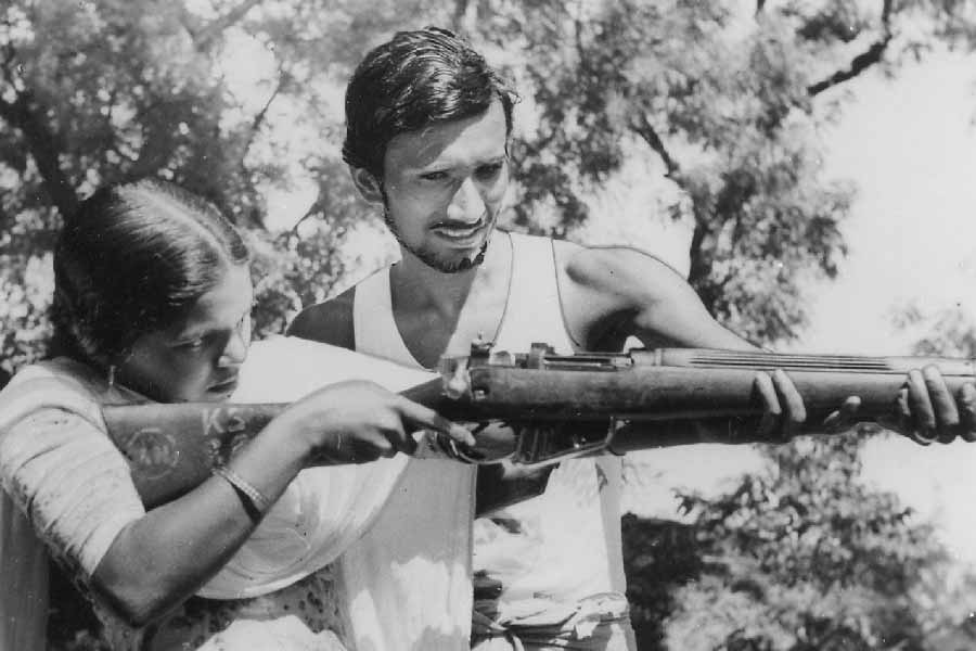 ১৯৭০ সালে পাকিস্তানে সাধারণ নির্বাচনে হয়। তাতে ১৬৭টি আসনে জয়লাভ করে নিরঙ্কুশ সংখ্যাগরিষ্ঠতা পেয়েছিল শেখ মুজিবর রহমানের আওয়ামি লিগ। জুলফিকার আলি ভুট্টোর পিপিপি পেয়েছিল ৮৬টি আসন। কিন্তু তা সত্ত্বেও পশ্চিম পাকিস্তানের প্রভাবশালী চক্রের চাপে সেনাশাসক ইয়াহিয়া খান সরকার গড়তে দেননি মুজিবকে। 