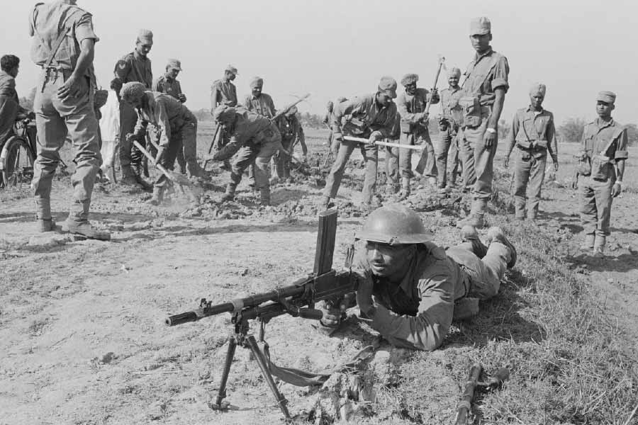 বাংলা ভাষা এবং কৃষ্টি, সংস্কৃতিকে ভাল চোখে দেখতেন না তৎকালীন পাক শাসকরা। মুক্তিযুদ্ধের সময় ধর্ষণের শিকার হয়েছিলেন ফিরদৌসি প্রিয়ভাসিনি। তিনি এক সংবাদমাধ্যমকে জানিয়েছিলেন, পাকিস্তানের সেনা আধিকারিকরা তাঁকে গালাগাল দিয়ে বলেছিলেন, “তোমরা বাঙালি, তোমরা মেয়ে হয়েও গান, নাচ করো। আসলে তোমরা যৌনকর্মী।”