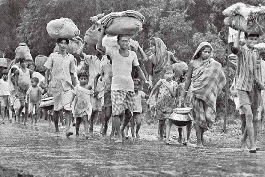 মুক্তিযুদ্ধের বিরুদ্ধে পাক সেনার এক ভয়াবহ পর্ব ছিল ‘অপারেশন সার্চলাইট’। সংবাদমাধ্যমে প্রকাশ, পাকিস্তানের জেনারেল টিক্কা খান এই সময় সাংবাদিকদের বলেছিলেন, “আগে এদের (পূর্ব পাকিস্তানের নাগরিক) পাকিস্তানপ্রেমী করতে হবে।” পূর্ব পাকিস্তানের নাগরিকরা ‘পাকিস্তানপ্রেমী নয়’ বলে ক্ষোভপ্রকাশ করেছিলেন তিনি।