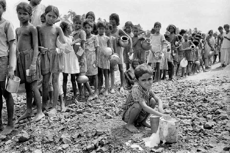 পাকিস্তানের এক শীর্ষ সেনা আধিকারিকের মন্তব্য নিয়েও সে সময় বিতর্ক চরমে ওঠে। তাঁর কুখ্যাত উক্তি ছিল, “আমরা চলে যাব, কিন্তু আমাদের প্রতিনিধিরা রয়ে যাবে।” রাতে যখন তল্লাশি চলত গ্রামে গ্রামে, তখন শুধু মুক্তিযোদ্ধাদেরই খোঁজা হত এমন নয়, বহু সাধারণ মেয়েকে সেনাশিবিরে তুলে নিয়ে যাওয়া হত। 
