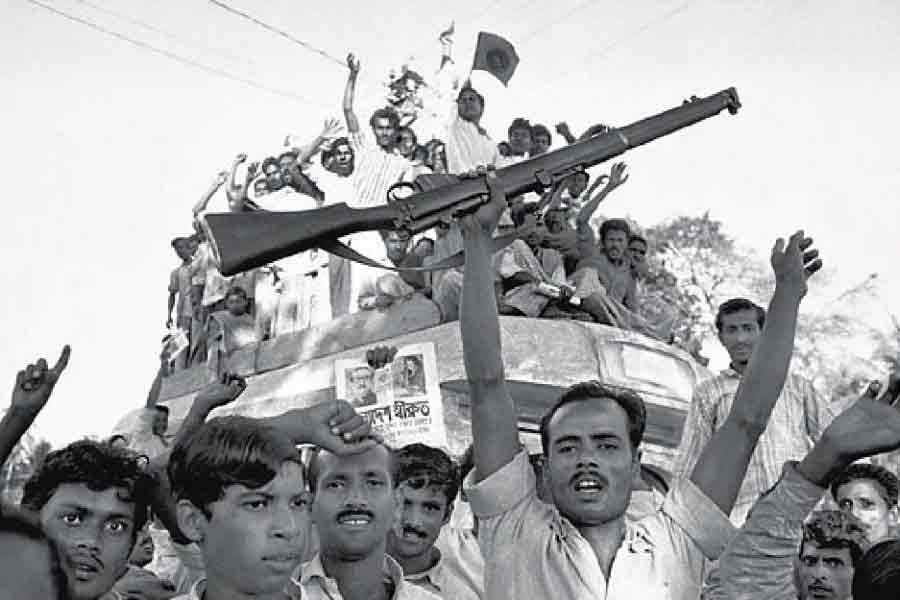 পাকিস্তানের আপত্তি এবং আমেরিকার চোখরাঙানি সত্ত্বেও ভারতের তৎকালীন প্রধানমন্ত্রী ইন্দিরা গান্ধী সর্বশক্তি দিয়ে পূর্ব পাকিস্তানের পাশে দাঁড়ানোর সিদ্ধান্ত নেন। 