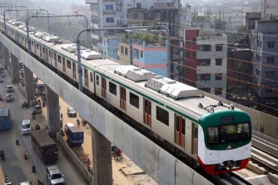 আগারগাঁও থেকে মতিঝিল পর্যন্ত রেলপথে রয়েছে ৭টি স্টেশন। এগুলি হল, বিজয় সরণি, ফার্মগেট, কারওয়ান বাজার, শাহবাগ, টিএসসি, প্রেসক্লাব ও মতিঝিল। 