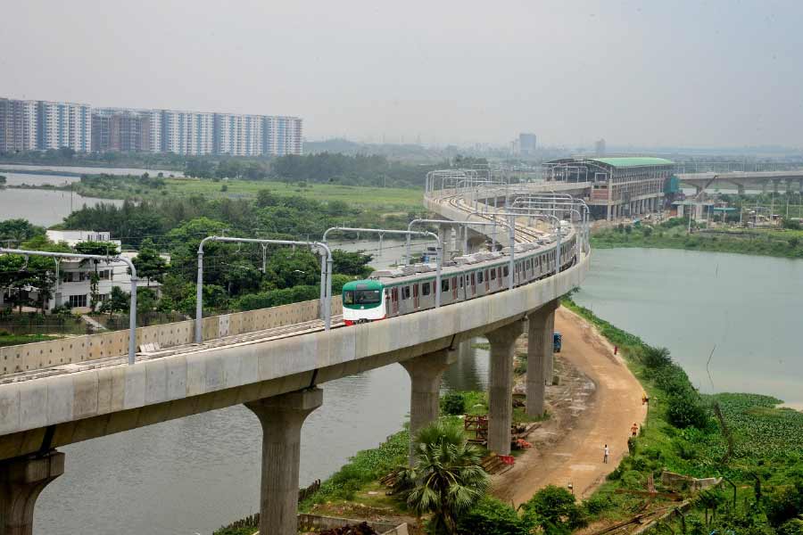 মেট্রো পরিষেবার প্রথম দিকে সব স্টেশনে ট্রেন দাঁড়াবে না। উত্তরা উত্তর থেকে মেট্রো ছাড়ার পর তা থামবে পল্লবী স্টেশনে। এর পর থামবে আগারগাঁও স্টেশনে। পরিষেবা শুরুর কয়েক দিন পর সব স্টেশনে মেট্রো দাঁড়বে। 