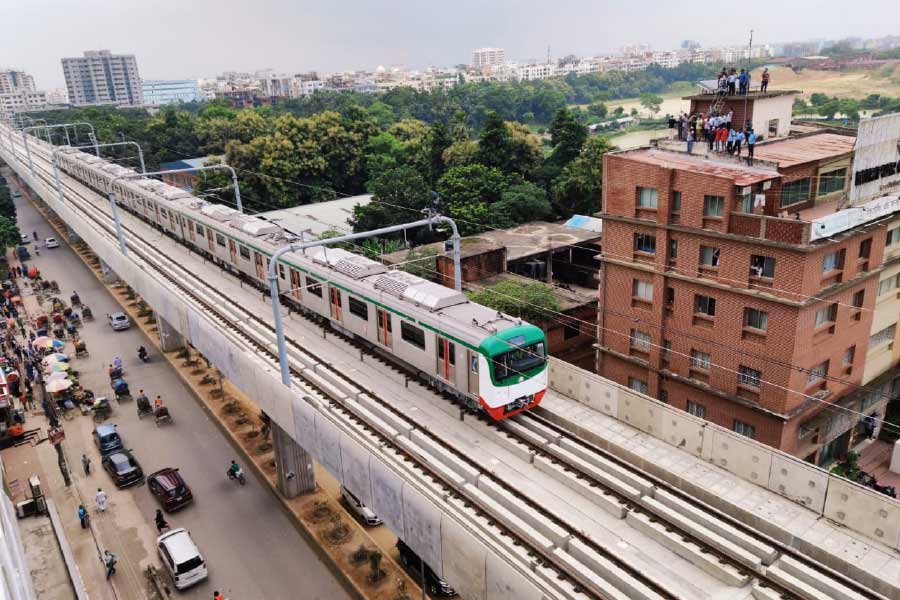 বাংলাদেশ মেট্রোয় সর্বনিম্ন ভাড়া ধার্য করা হয়েছে ২০ টাকা। উত্তরা থেকে মতিঝিল পর্যন্ত ভাড়া হবে ১০০ টাকা। 