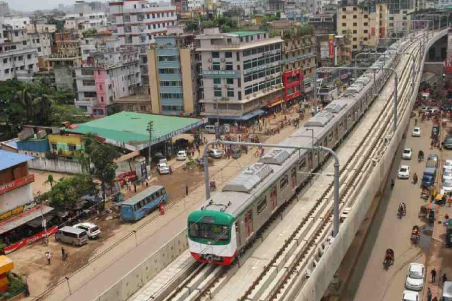 প্রথম পর্যায়ে মেট্রো চলবে উত্তরা উত্তর থেকে আগারগাঁও স্টেশন পর্যন্ত। উত্তরা উত্তর থেকে আগারগাঁও পর্যন্ত মেট্রোর ভাড়া হবে ৬০ টাকা। 