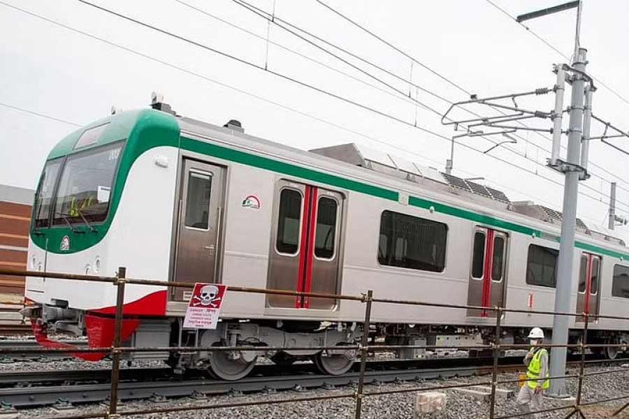 আপাতত ঢাকা মেট্রো চালানোর দায়িত্বে থাকছেন জাপানের চালকরাই। তাঁরা মেট্রো রেল চালানোর বিষয়ে বাংলাদেশের চালকদের প্রশিক্ষণ দিতে শুরু করেছেন। এই প্রশিক্ষণ শেষ হলেই সে দেশের চালকদের নিয়ন্ত্রণে গড়াতে শুরু করবে মেট্রোর চাকা।