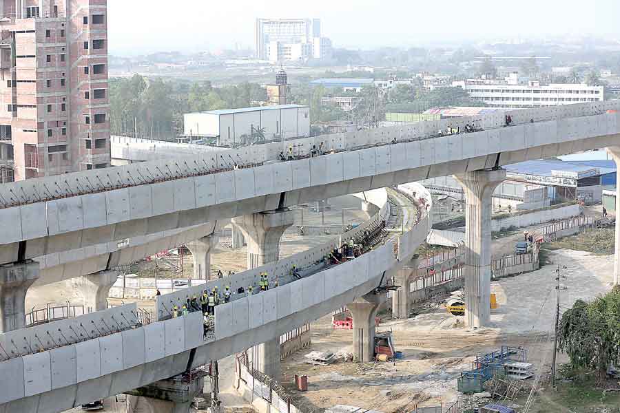 ২০১২ সালে বাংলাদেশে মেট্রো রেল প্রকল্প নেওয়া হয়। ২০১৬ সালে শুরু হয় প্রকল্পের কাজ। ২০২৪ সালের জুনে মেট্রো রেল প্রকল্প শেষ হওয়ার কথা থাকলেও পরে তা ২০২৫ সালের ডিসেম্বর পর্যন্ত বর্ধিত করার প্রস্তাব দেওয়া হয়েছে। আপাতত আর কয়েক দিন বাদেই প্রথম ধাপে ও পার বাংলায় দৌড়বে মেট্রো। নতুন বছরের মুখে নতুন উপহার বাংলাদেশবাসীর জন্য।