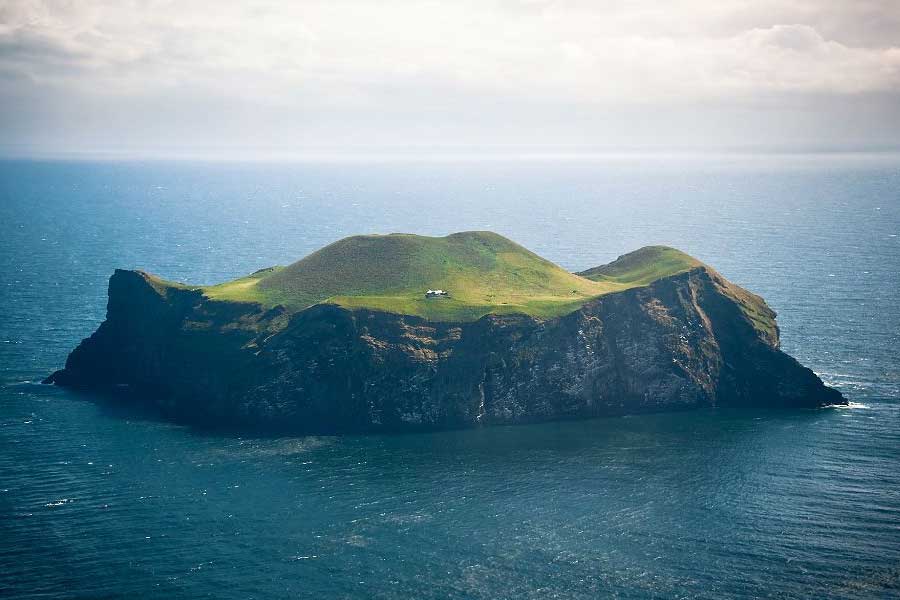 পাথুরে সেই দ্বীপের খাড়াই গা। প্রায় সমতল উপরিভাগ। সবুজে মোড়া। দেখে মনে হতে পারে, কেউ যেন একটি বিশাল পাথরের খণ্ডকে ওই জলরাশির মধ্যে বসিয়ে দিয়েছে আলতো করে। 