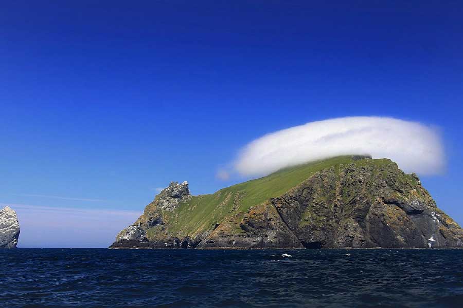 সম্প্রতি এই দ্বীপটি নিয়ে সমাজমাধ্যমে বেশ হইচই হচ্ছে। তবে দ্বীপটির নিজের কারণে নয়, দ্বীপে থাকা নিঃসঙ্গ একটি বাড়ির কারণেই। 