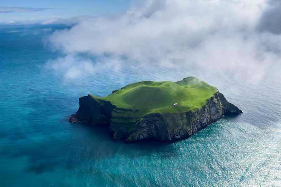 বিশাল সেই শিলাখণ্ডের মাঝে সেই বাড়িটি দূর থেকে প্রায় একটি সাদা বিন্দু মতোই দেখায়। না আছে যোগাযোগের রাস্তা, মূল ভূভাগ থেকে বিচ্ছিন্ন ওই দ্বীপে কে বাড়ি বানালেন? কেনই বা বানালেন, তা নিয়ে কৌতূহলের অন্ত নেই। 