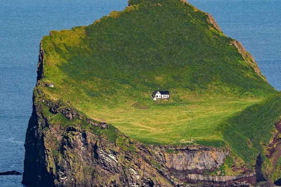 সত্যিই তো, এমন একটি বিচ্ছিন্ন দ্বীপে কী এমন প্রয়োজনে বাড়ি বানাতে হল! সকলে যখন এর উত্তর খুঁজছেন, বেশ কয়েকটি তথ্য, বিশ্বাস বা দাবি যাই বলুন না কেন, ঘুরপাক খাচ্ছে। তবে সেই তথ্য বা বিশ্বাস হঠাৎ করে নয়, কয়েক দশক ধরেই ঘোরাফেরা করছে। 