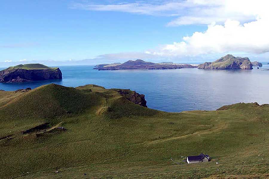 দ্বীপটির নাম এলিডে। আইসল্যান্ডের দক্ষিণে একেবারে একাকী দাঁড়িয়ে রয়েছে এই দ্বীপ। তার মাঝেই সাদারঙা বাড়িটিকে ঘিরে তৈরি হয়েছে রহস্য। 