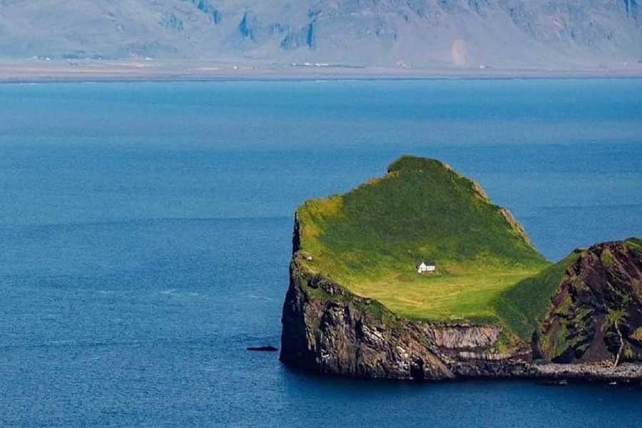 মাছ ধরে, গবাদি পশু চরিয়ে এবং পাফিন নামে এক প্রকার পাখির শিকার করে নিজেদের জীবন নির্বাহ করত ওই পরিবারগুলি। কিন্তু ১৯৩০-এর দশকে এই দ্বীপের শেষ বাসিন্দা এলিডে ছেড়ে চলে যান। তার পর থেকেই দ্বীপটি একেবারে পরিত্যক্ত হয়েই পড়ে রয়েছে। 