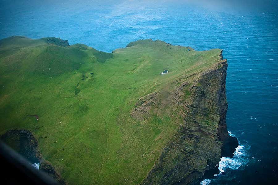 দ্বীপের মধ্যে নিঃসঙ্গ ওই বাড়িটিকে নিয়ে গুঞ্জন, প্রশ্ন এবং নানা তথ্য ঘুরে বেড়ায়। দ্য সান-এর প্রতিবেদন অনুযায়ী, তার মধ্যে একটি হল, এক ধনকুবের নাকি ওই বাড়িটি বানিয়েছিলেন। কারণ যদি কোনও দিন আইসল্যান্ডে ‘জ়ম্বি’র হামলা হয়, তা হলে এই বাড়িত এসে তিনি নিজেকে সুরক্ষিত থাকতে পারেন।  