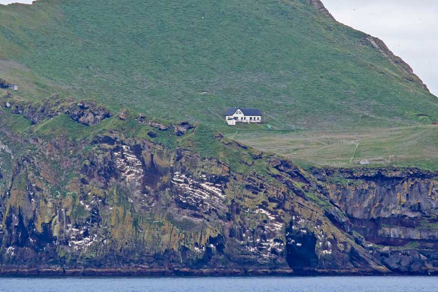 তবে অনেকে কিন্তু এ সব তথ্য বা বিশ্বাসে আমল দিতে নারাজ। তাঁদের দাবি, ওই দ্বীপে এমন কোনও বাড়িই নেই। পুরোটাই ফোটোশপ করে বসানো হয়েছে বাড়িটিকে।     