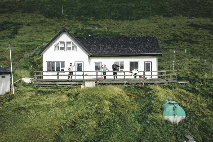 দ্য মিরর-এর প্রতিবেদন বলছে, আসলে বাড়িটি বানিয়েছে এলিডে হান্টিং অ্যাসোসিয়েশন।     