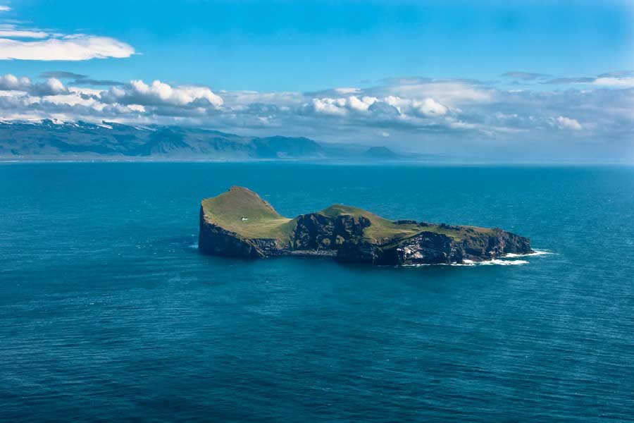 ১১০ একর এই দ্বীপে পাফিন নামে এক ধরনের ছোট পাখির বাসস্থান। এই পাখি শিকারের জন্যই এলিডে হান্টিং অ্যাসোসিয়েশন বাড়িটি বানিয়েছে।     