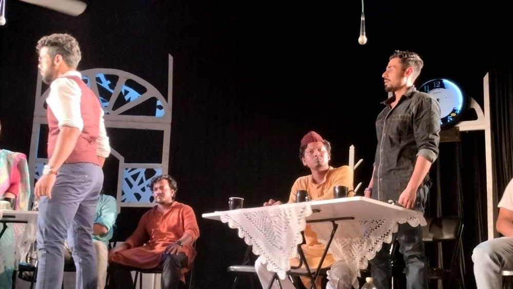  ‘এক থেকে বারো’-র মহলার এক দৃশ্যে পরিচালক সপ্তর্ষি।