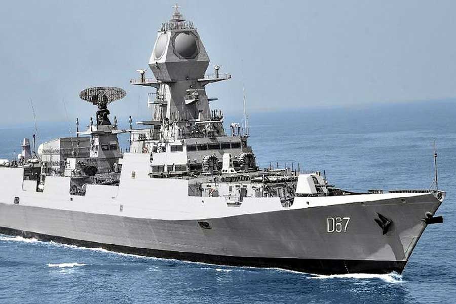  জলপথে চিনের সঙ্গে টেক্কা দিতে আরও এক ধাপ এগোল ভারত। ধারে, ভারে, বহরে আরও শক্তিশালী হচ্ছে ভারতীয় নৌবাহিনী। সব ঠিক থাকলে রবিবারই ভারতীয় নৌবাহিনীতে অন্তর্ভুক্ত হতে চলেছে দেশীয় প্রযুক্তিতে তৈরি ক্ষেপণাস্ত্র ধবংসরকারী রণতরী আইএনএস মুরমুগাও। 