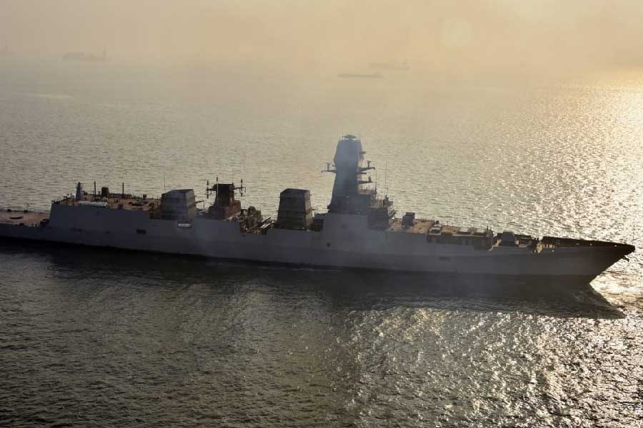 ৭ হাজার ৪০০ টনের এই যুদ্ধজাহাজের নাম গোয়ার ঐতিহাসিক বন্দর শহর মুরমুগাওয়ের নামে রাখা হয়েছে। জলে ভাসার আগে চলছে শেষ মুহূর্তের প্রস্তুতি। 