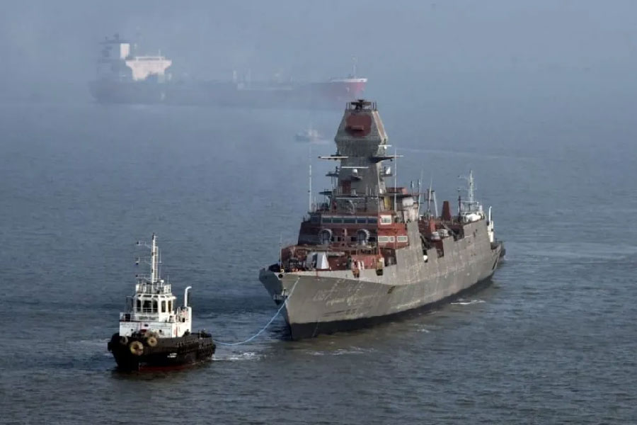 যে প্রেক্ষাপটে ভারতীয় নৌবাহিনীতে যুক্ত হতে চলেছে এই অত্যাধুনিক রণতরী, তা তাৎপর্যপূর্ণ। পূর্ব লাদাখের পর সম্প্রতি অরুণাচলে তাওয়াংয়ে আগ্রাসন দেখিয়েছে লাল ফৌজ। দু’দেশের সেনার মধ্যে সংঘর্ষের ঘটনায় ভারত-চিন সীমান্ত বিবাদ নতুন করে মাথাচাড়া দিয়েছে। 