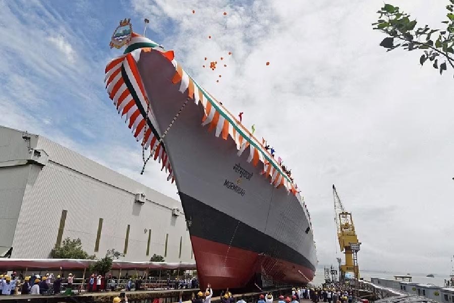  আবার, ভারত মহাসাগরীয় অঞ্চলে ক্রমশ বাড়ছে চিনা সক্রিয়তা। এই পরিস্থিতিতে ভারতীয় নৌবাহিনীতে ক্ষেপণাস্ত্র ধ্বংসকারী এই রণতরীর আগমন গুরুত্বপূর্ণ। 