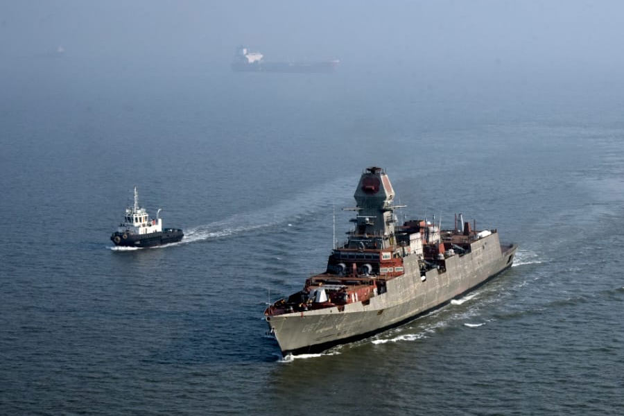 শত্রুপক্ষকে বিনাশ করতে একগুচ্ছ অত্যাধুনিক ব্যবস্থা রয়েছে এই রণতরীতে। আইএনএস মুরমুগাও দৈর্ঘ্যে ১৬৩ মিটার। চওড়া ১৭ মিটার। 