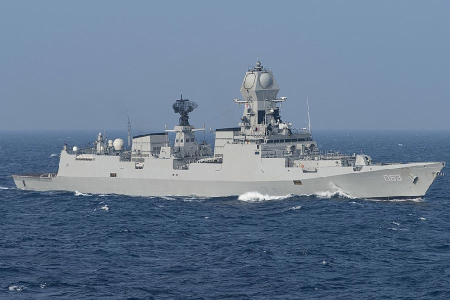 রণতরীতে রয়েছে অত্যাধুনিক সব অস্ত্র। আইএনএস মুরমুগাওতে রয়েছে ব্রাহ্মোস সুপারসনিক ক্রুজ ক্ষেপণাস্ত্র, যা ২৯০ কিমি থেকে ৪৫০ কিমি পর্যন্ত দূরত্বে থাকা লক্ষ্যবস্তুকে আঘাত করতে পারে।