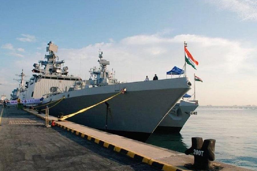 ভারতে তৈরি শক্তিশালী যুদ্ধজাহাজগুলির মধ্যে অন্যতম আইএনএস মুরমুগাও। পারমাণবিক হামলা বা জৈব হামলা চালালেও এই রণতরীর কিছু হবে না বলেই দাবি করা হয়েছে। 