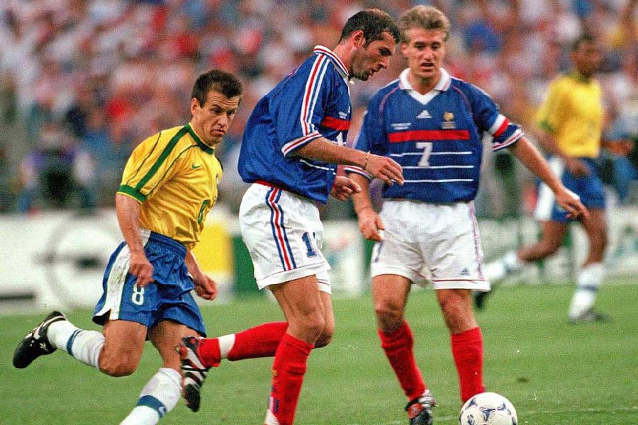 অন্য দিকে, দেশের হয়ে মাঠে নামার পাশাপাশি ফ্রান্সের তিনটি ক্লাব, ইতালির জুভেন্টাস, ইংল্যান্ডের চেলসি ও স্পেনের ভ্যালেন্সিয়া দলের হয়ে মাঝমাঠ সামলেছেন দেশঁ। খেলতেন ডিফেন্সিভ মিডফিল্ডার হিসাবে।