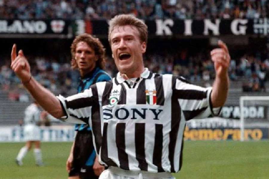 স্কালোনির তুলনায় দেশঁর অভিজ্ঞতার পাল্লা ভারী। ৫৪ বছরের দেশঁ বেশ কয়েক বছর ফ্রান্সের অধিনায়ক ছিলেন। তাঁর অধিনায়ক থাকাকালীন ১৯৯৮-এর বিশ্বকাপ ও ২০০০ সালের ইউরো কাপ জিতেছিল ফ্রান্স।