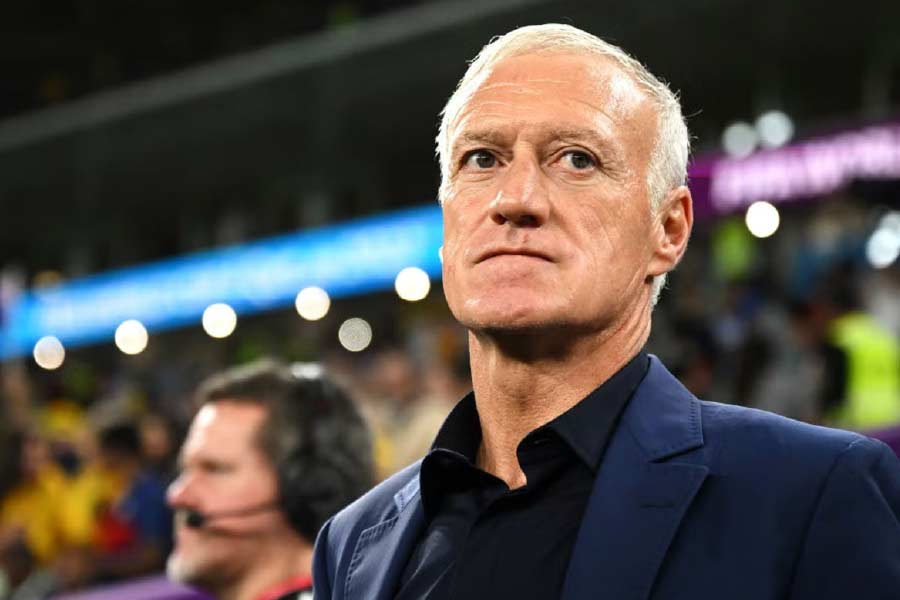 কোচ হিসাবেও দেশঁ বেশ সফল। কোচিংয়ে কর্মজীবন শুরু মোনাকো ক্লাবে। দেশঁ ২০০৩ সালে মোনাকো ক্লাবকে ‘কুপ দা লা লিগ’ জেতান এবং ২০০৪-এর চ্যাম্পিয়ন্স লিগের ফাইনালে নিয়ে যান।