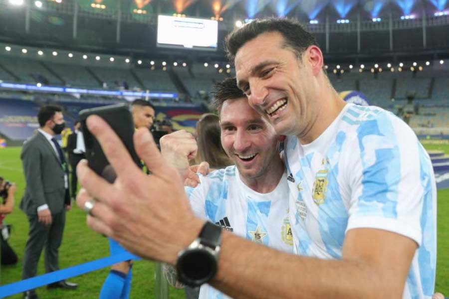 অন্য দিকে, আর্জেন্টিনার কোচ স্কালোনির বয়স এবং অভিজ্ঞতা দেশঁর থেকে কম হলেও তাঁর উদ্যমে এক ফোঁটা খামতি নেই।