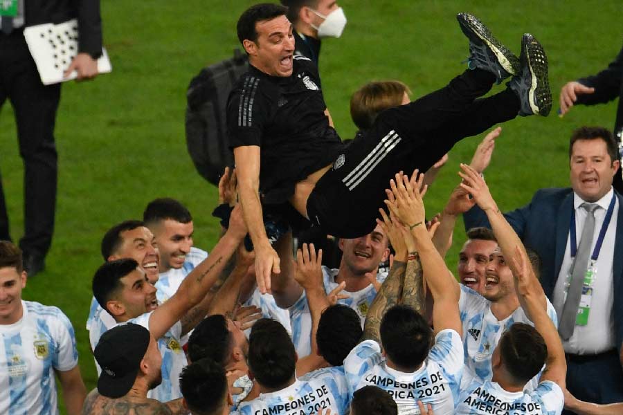 স্কালোনির নেতৃত্বে ২০২১-এ ব্রাজিলকে ১-০ গোলে হারিয়ে কোপা আমেরিকা জেতে আর্জেন্টিনা। ২৮ বছর পরে সেই বছরই প্রথম আর্জেন্টিনা এই ট্রফি জিতেছিল। সেই বছর ফিফার সেরা কোচের পুরস্কারের জন্য তিনি মনোনীত হন। যদিও এই খেতাব জেতেননি।