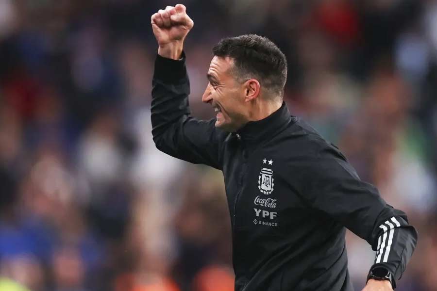 ২০২২-র জুন মাসে ওয়েম্বলি স্টেডিয়ামে ইতালিকে ৩-০ গোলে হারিয়ে ফিনালিসিমা জেতে স্কালোনির আর্জেন্টিনা।