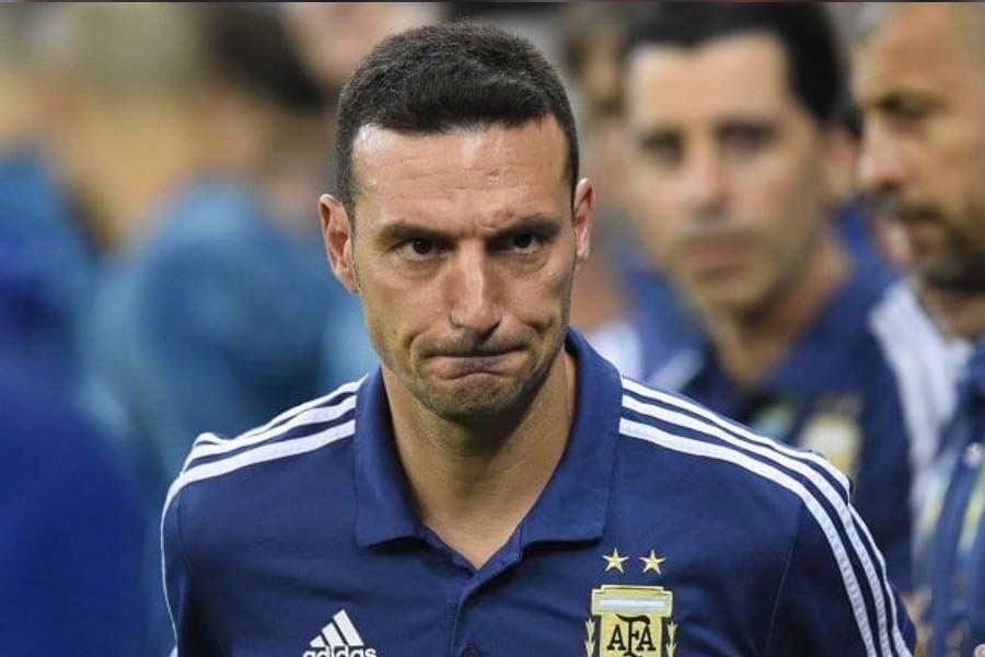 তবে চলতি বিশ্বকাপের প্রথম ম্যাচেই সৌদি আরবের কাছে আর্জেন্টিনার হারের পর বিস্তর সমালোচনার মুখে পড়েন স্কালোনি। তবে তার পর থেকে তাঁকে আর সমালোচনার মুখে পড়তে হয়নি। তাঁর নেতৃত্বে দল এখন বিশ্বকাপের মহারণে।