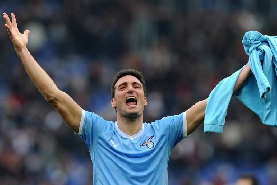 নিজে খেলার সময় দেপোর্তিভো লা করুনা ছাড়াও লাজিও এবং আটলান্টার হয়েও খেলেছেন স্কালোনি। তিনটি ক্লাবের হয়ে লা লিগায় ১২ মরসুমে মোট ২৫৮টি ম্যাচ তিনি খেলেছেন। গোল করেছেন ১৫টি। খেলোয়াড় হিসাবে ২০০৬-এর বিশ্বকাপ দলেরও অংশ ছিলেন তিনি।