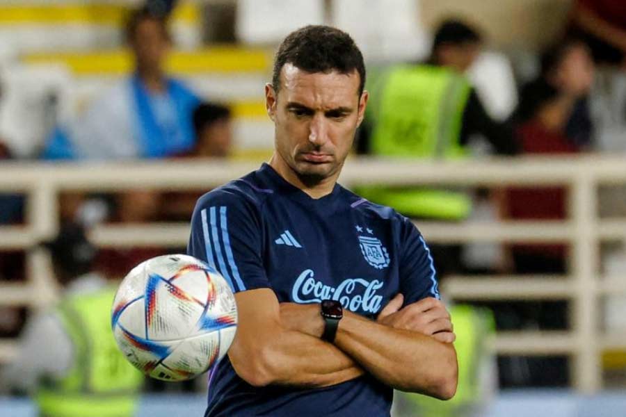 ফুটবলার হিসাবে স্কালোনিকে সফল বলা চলে কি না, তা নিয়ে মতভেদ রয়েছে। তবে কোচ হিসাবে যে তিনি সফল, তা মেনে নিয়েছেন ফুটবল বিশারদরা। অন্য দিকে, দেশঁকে খেলোয়াড় এবং কোচ— দুই ভূমিকাতেই মেনে নিয়েছেন ফুটবল অনুরাগীরা। ২০০৪ সালের মার্চে পেলেকে সেরা ১২৫ জীবিত ফুটবলারদের নাম জানতে চাওয়া হলে, তিনি সেই তালিকায় দেশঁকে উপরের দিকেই রেখেছিলেন।