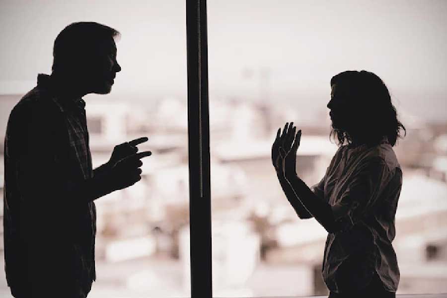 সেই আলাপে শাকিরা এবং তাঁর পরিবারের বিশ্বাস অর্জন করে নিয়েছিলেন শ্রদ্ধানন্দ। শাকিরার পরিবার তাঁকে ব্যাঙ্গালোরে (তৎকালীন) তাঁদের বাড়িতে আমন্ত্রণ জানান শ্রদ্ধানন্দকে। বেঙ্গালুরুর পুলিশ কমিশনার এস মারিস্বামী এক সাংবাদমাধ্যমকে এমনটাই জানিয়েছিলেন।  প্রতীকী ছবি।