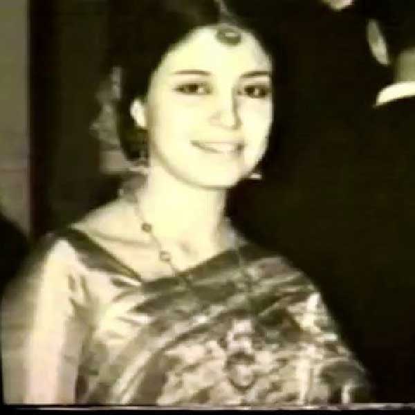 ধীরে ধীরে শাকিরার পরিবারের আরও ঘনিষ্ঠ হয়ে ওঠেন শ্রদ্ধানন্দ। পুলিশ সূত্রে খবর, একটা সময় শ্রদ্ধানন্দকে সম্পত্তির হিসাব, কর সংক্রান্ত বিষয় দেখাশোনার দায়িত্ব দিয়ে দেন শাকিরা। আর এখান থেকেই শ্রদ্ধানন্দ এবং শাকিরার সম্পর্ক গড়ে ওঠে। 