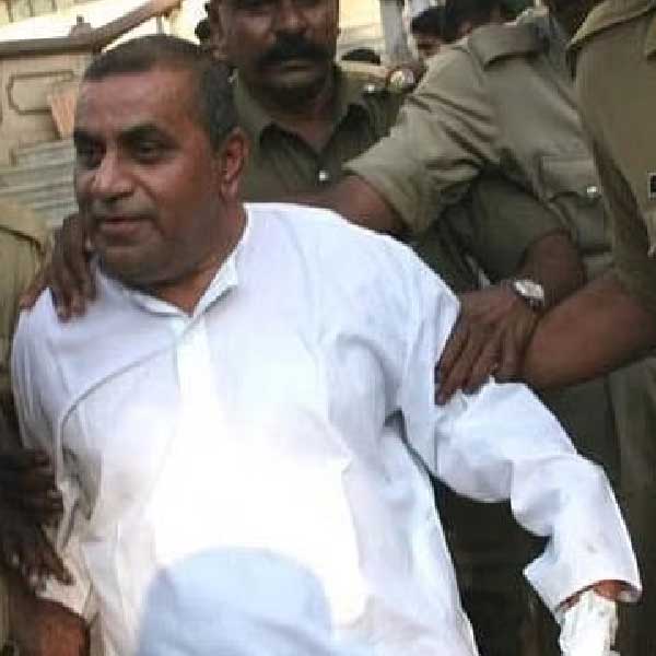 ১৯৯২ সালের ১০ জুন একটি নিখোঁজ ডায়েরি করেন সাবা। অভিযোগে তিনি জানিয়েছিলেন, ১৯৯১ সালের ১৯ এপ্রিল শাকিরার সঙ্গে শেষ বার ফোনে কথা হয়েছিল। তিন বছর ধরে তদন্তের পর পুলিশ শ্রদ্ধানন্দকে গ্রেফতার করে। পরে এক পরিচারক অপরাধ দমন শাখার কাছে স্বীকার করেছিলেন যে, শাকিরাকে খুনে তিনি শ্রদ্ধানন্দকে সহযোগিতা করেছিলেন। প্রতীকী ছবি।