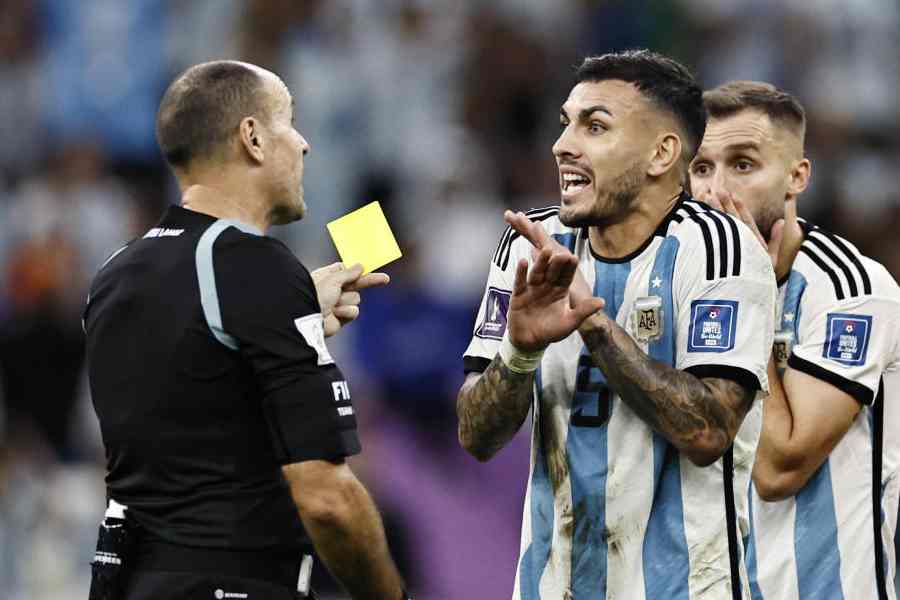 রেফারির সঙ্গে তর্ক আর্জেন্টিনার ফুটবলারের।