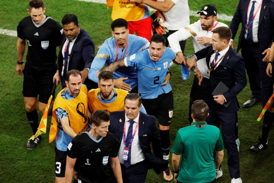 রেফারিকে ঘিরে ধরেছেন উরুগুয়ের ফুটবলাররা।