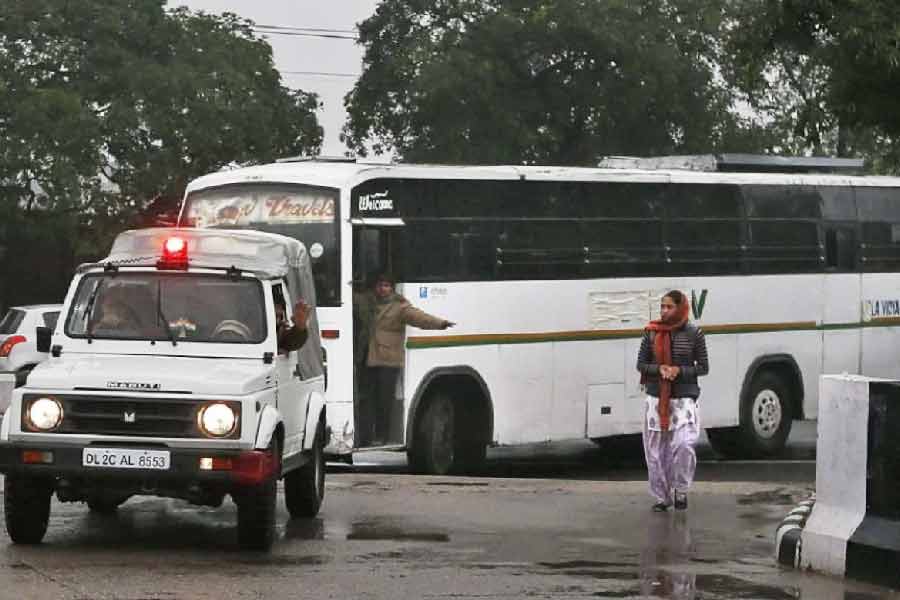 ২৩ বছরের ফিজিয়োথেরাপির ছাত্রী, যাঁকে এর পর দেশ নির্ভয়া বলে জানবে, সে দিন তাঁর বন্ধুর সঙ্গে দিল্লির একটি বাসে উঠে বসেছিলেন বাড়ি ফিরবেন বলে। তার পরই ঘটে সেই ঘটনা। 