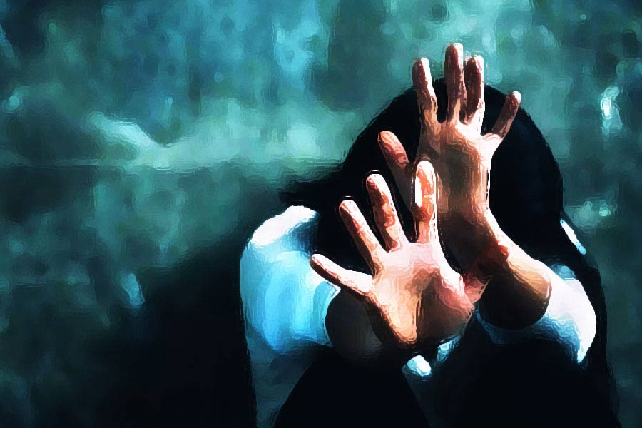 বাসে সেই সময় ছিলেন ছ’জন। এই ছ’জন প্রথমে ওই ছাত্রীর বন্ধুকে মেরে অজ্ঞান করে দেয়। তার পর তরুণীকে বাসের পিছনে টেনে নিয়ে গিয়ে ধর্ষণ করে এবং লোহার রড অমানবিক ভাবে অত্যাচার করে ২৩ বছরের ওই ছাত্রীর উপর। বাসটি অবশ্য থামেনি। বরং ভিতরে যখন এই চরম নির্যাতন চলছে, তখন বাসটি চলছিল শহরেরই রাস্তায় রাস্তায়। 