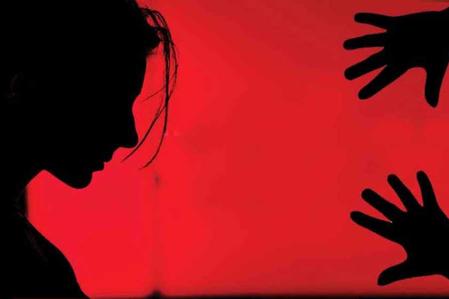 চিকিৎসকদের বক্তব্য প্রকাশ্যে আসতেই আতঙ্কে কেঁপে ওঠে দেশের মানুষ। শুরু হয় ধর্ষণকারীদের খোঁজ। 