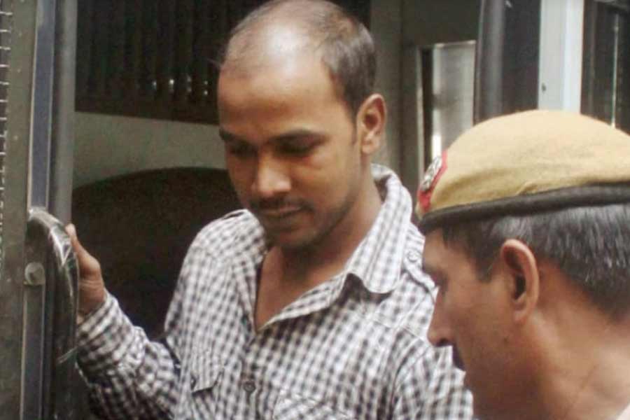 ১৮ ডিসেম্বর সেই বাসের চালক রাম সিংহ, তাঁর ভাই মুকেশ, এবং বাসে থাকা অন্য দু’জন বিনয় শর্মা এবং পবন গুপ্তকে গ্রেফতার করা হয়। 